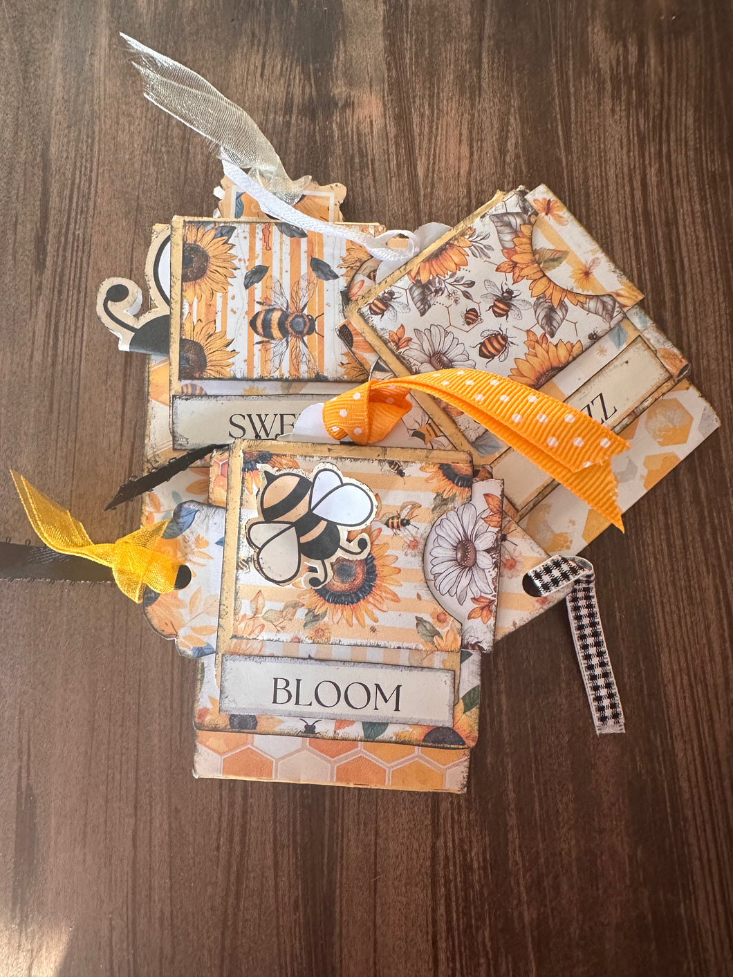 Buzzing Bees Hidden Paperclip Folio Paper Craft Socials